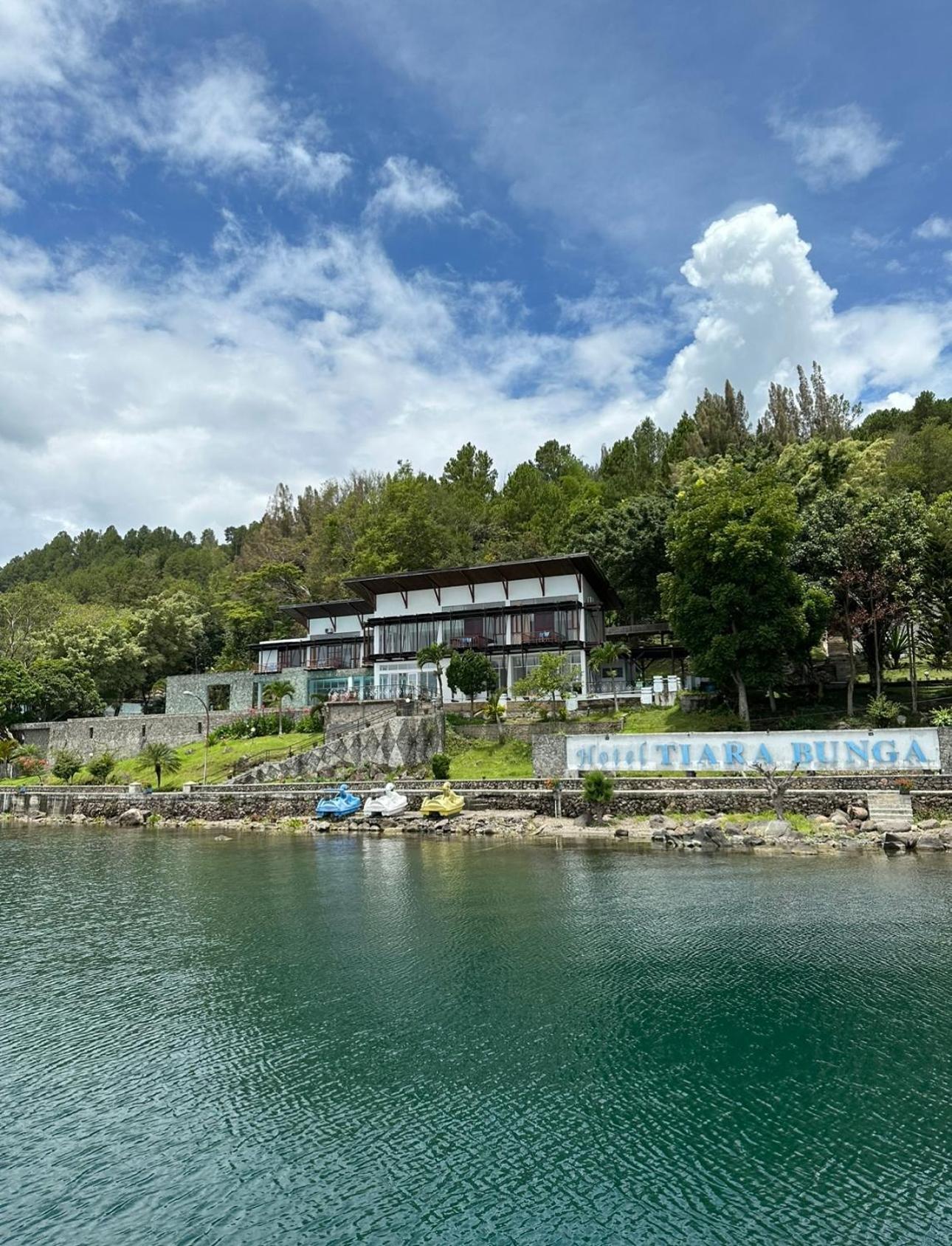 Tiara Bunga Hotel & Villa Balige Exterior photo