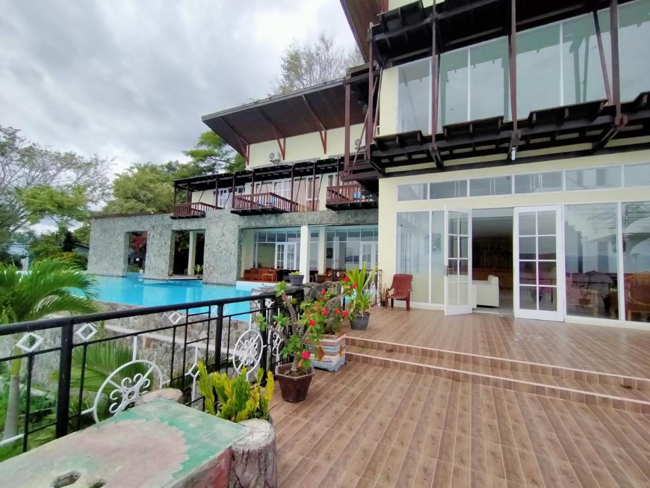 Tiara Bunga Hotel & Villa Balige Exterior photo