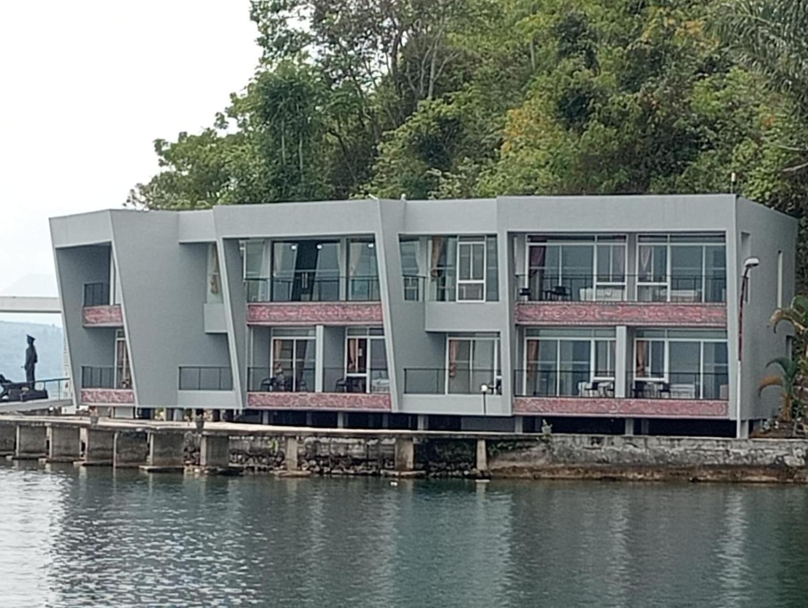 Tiara Bunga Hotel & Villa Balige Exterior photo