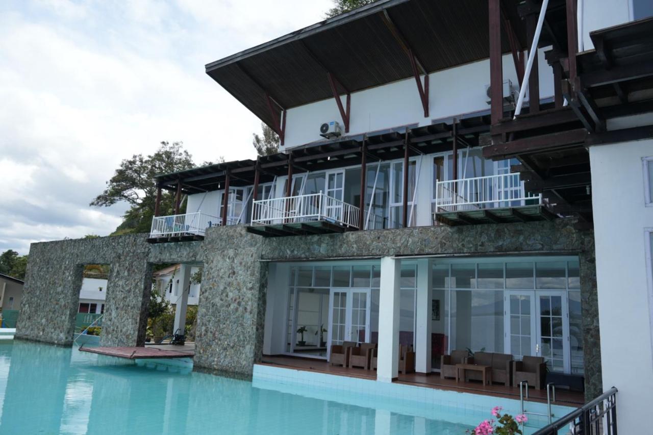 Tiara Bunga Hotel & Villa Balige Exterior photo