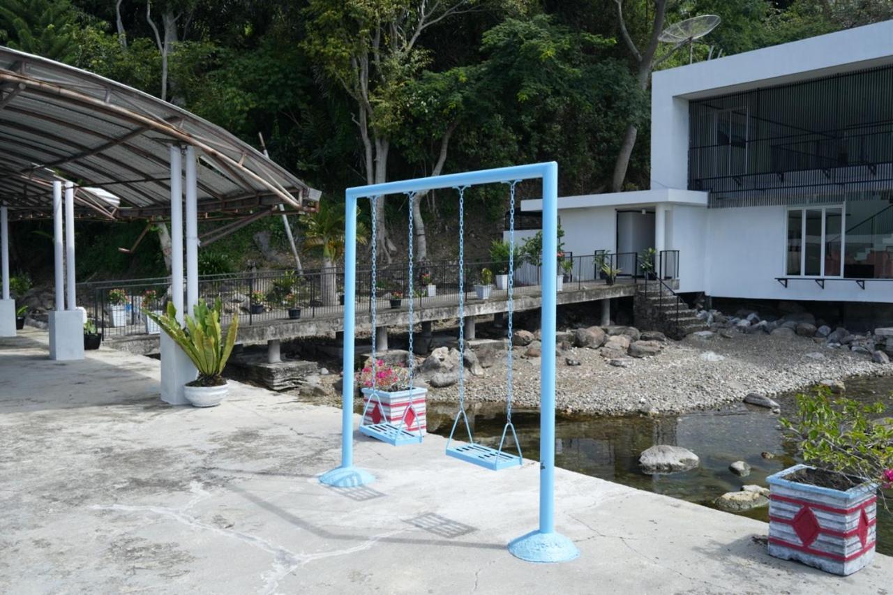 Tiara Bunga Hotel & Villa Balige Exterior photo