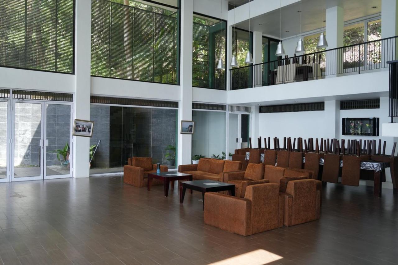 Tiara Bunga Hotel & Villa Balige Exterior photo