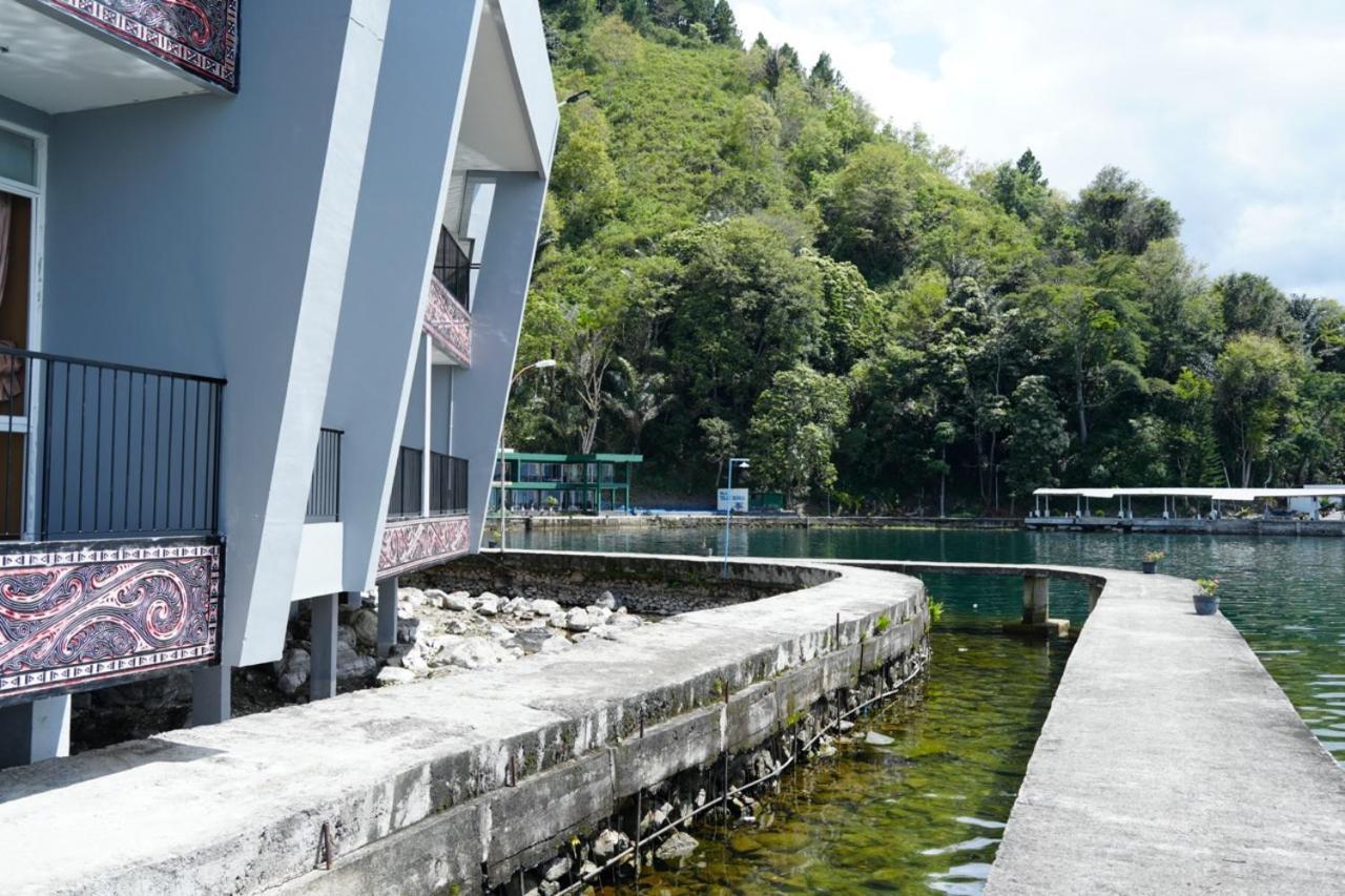 Tiara Bunga Hotel & Villa Balige Exterior photo