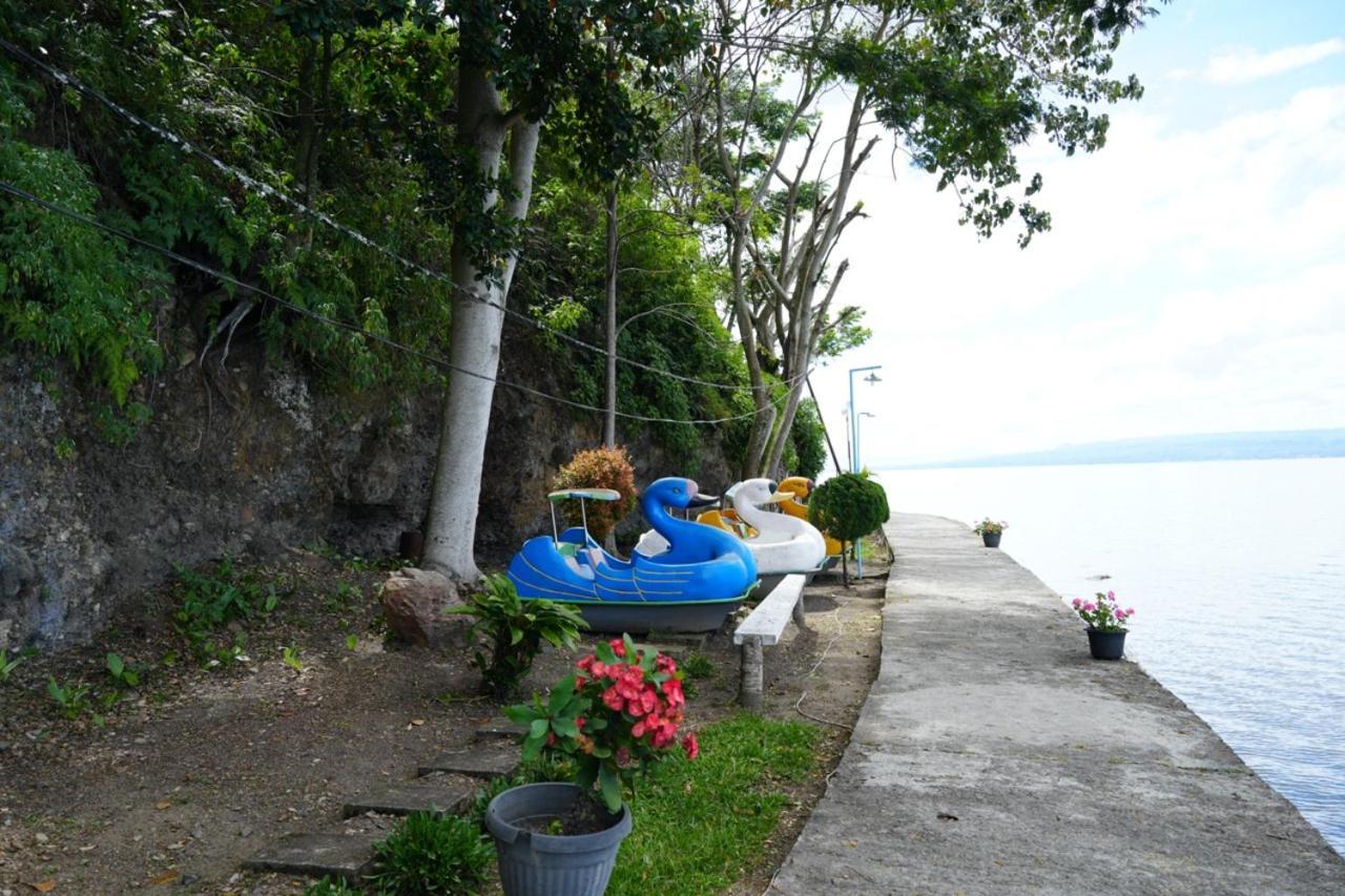 Tiara Bunga Hotel & Villa Balige Exterior photo