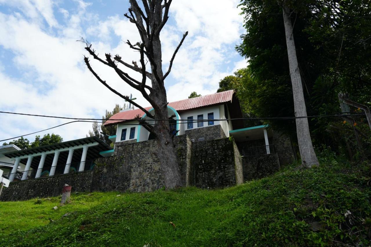 Tiara Bunga Hotel & Villa Balige Exterior photo