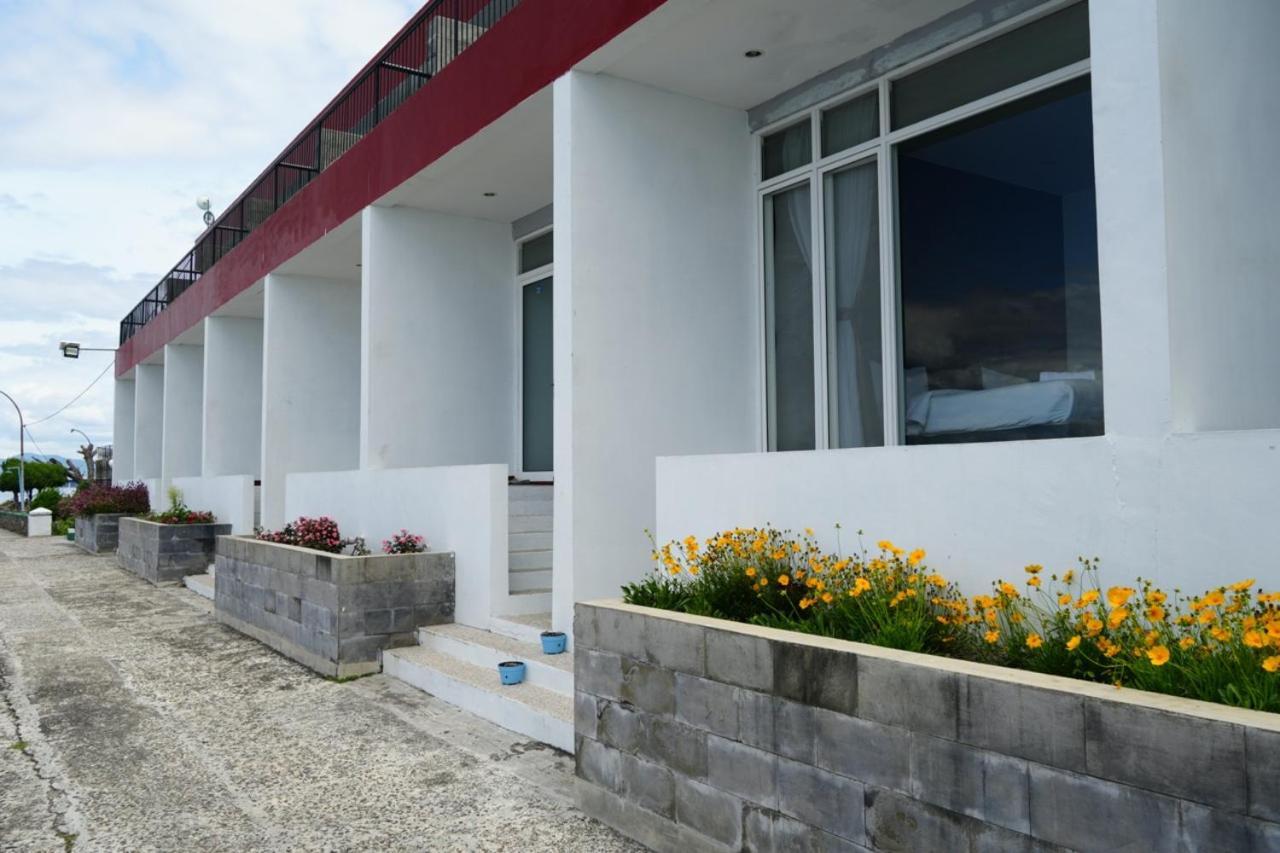 Tiara Bunga Hotel & Villa Balige Exterior photo