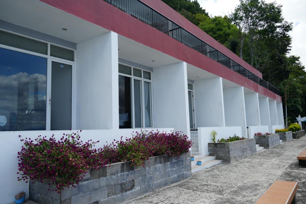 Tiara Bunga Hotel & Villa Balige Exterior photo