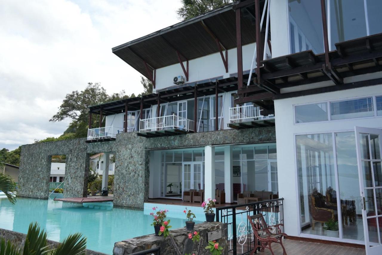 Tiara Bunga Hotel & Villa Balige Exterior photo